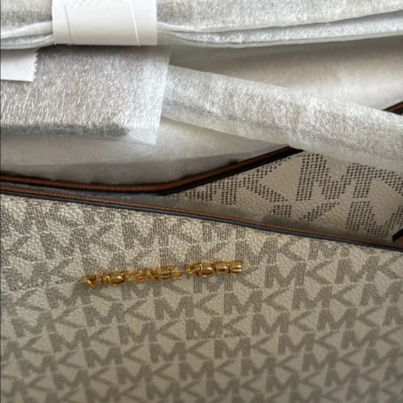 Michael Kors Patterned Tote with Gold Accents Women’s Girls Juniors NWT - Picture 5 of 8